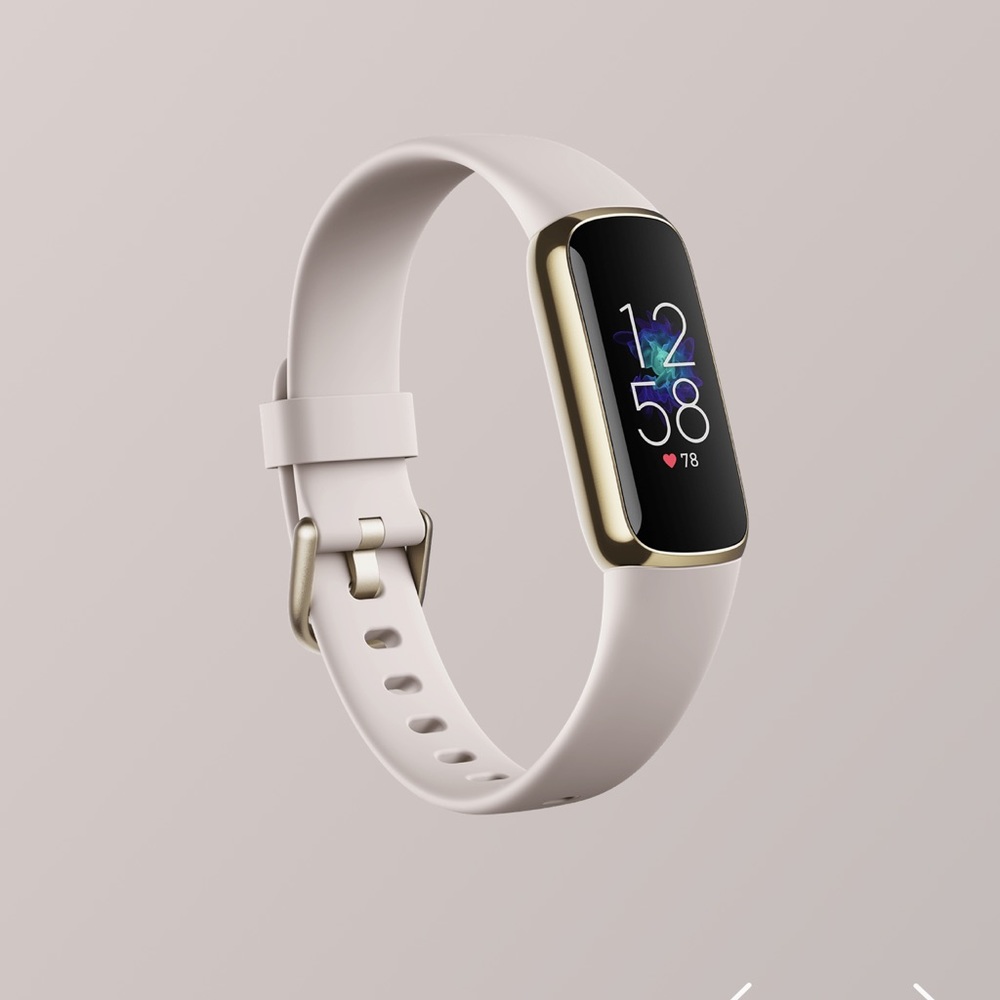 Fitbit Luxe (Lunar White / Soft Gold Stainless Steel)